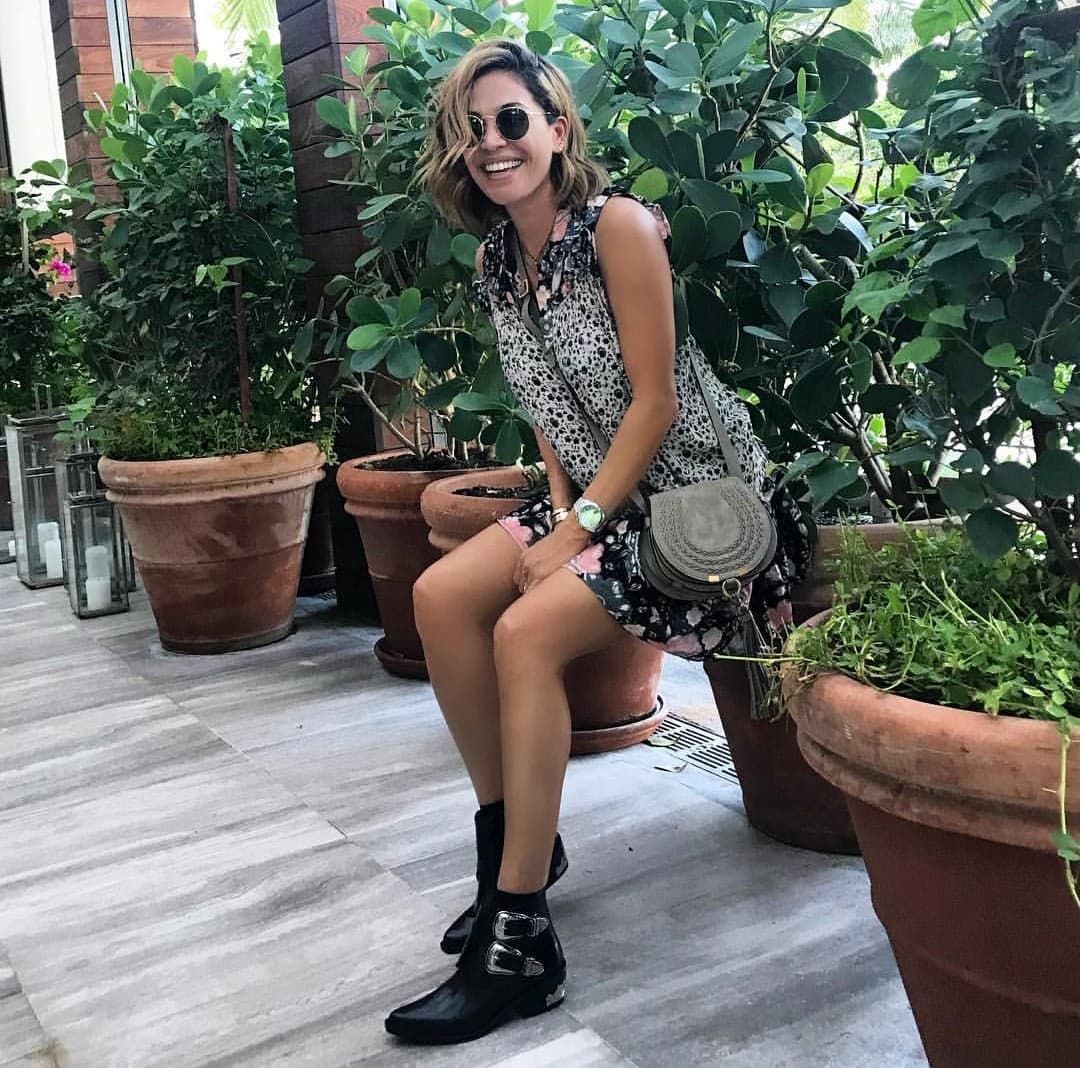 Nuestra conductora le apuesta a la combinación de colores, estampados y accesorios para lograr una fusión cultural a través de las prendas.