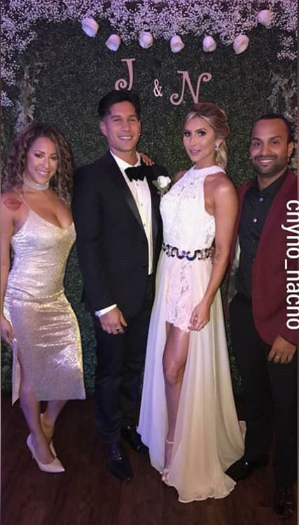 Natasha usó un sólo vestido para toda la fiesta: una minifalda blanca con cola de novia.