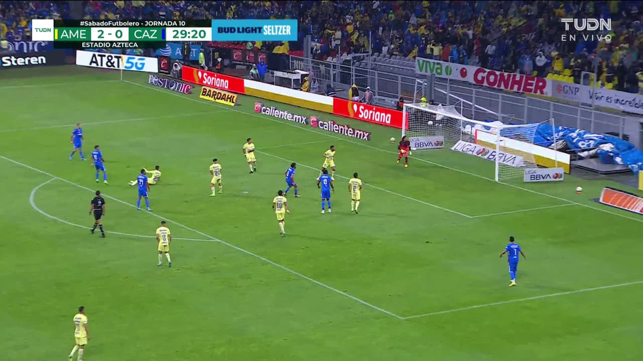 ¡CERCA! Ángel Romero disparó que se estrella en el poste.