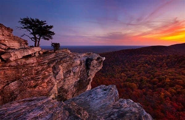 <b><a href="https://www.ncparks.gov/hanging-rock-state-park/home">Hanging Rock State Park</a></b>. Es seguro decir que las vistas desde la parte superior del Parque Estatal Hanging Rock son como mínimo increíbles. Sin embargo, no hay barreras protectoras, por lo que es mejor tener precaución.