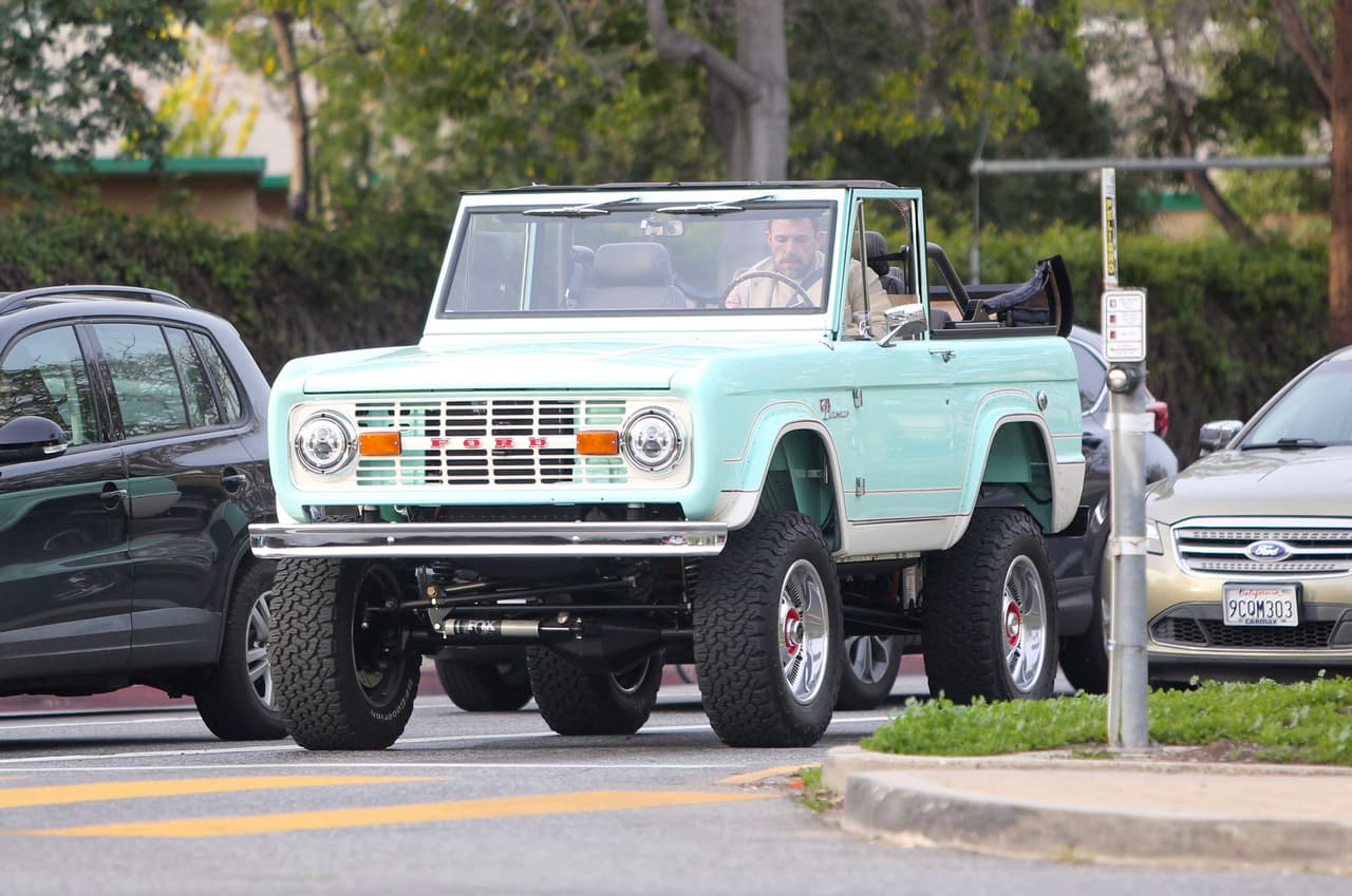 El esposo de Jennifer López manejaba su 
<a href="https://www.univision.com/famosos/ben-affleck-nueva-camioneta-bronco-hijo-samuel-fotos">costosa camioneta eléctrica Ford Bronco</a> con un costo de 265 mil dólares.
<br>