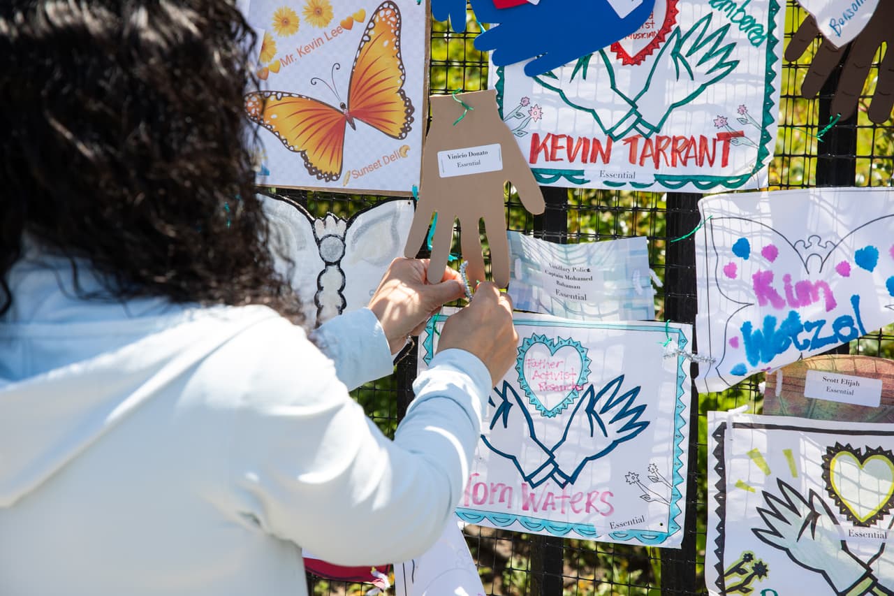 Un espacio para dar el último adiós: crean mural en memoria de las víctimas del coronavirus en Sunset Park