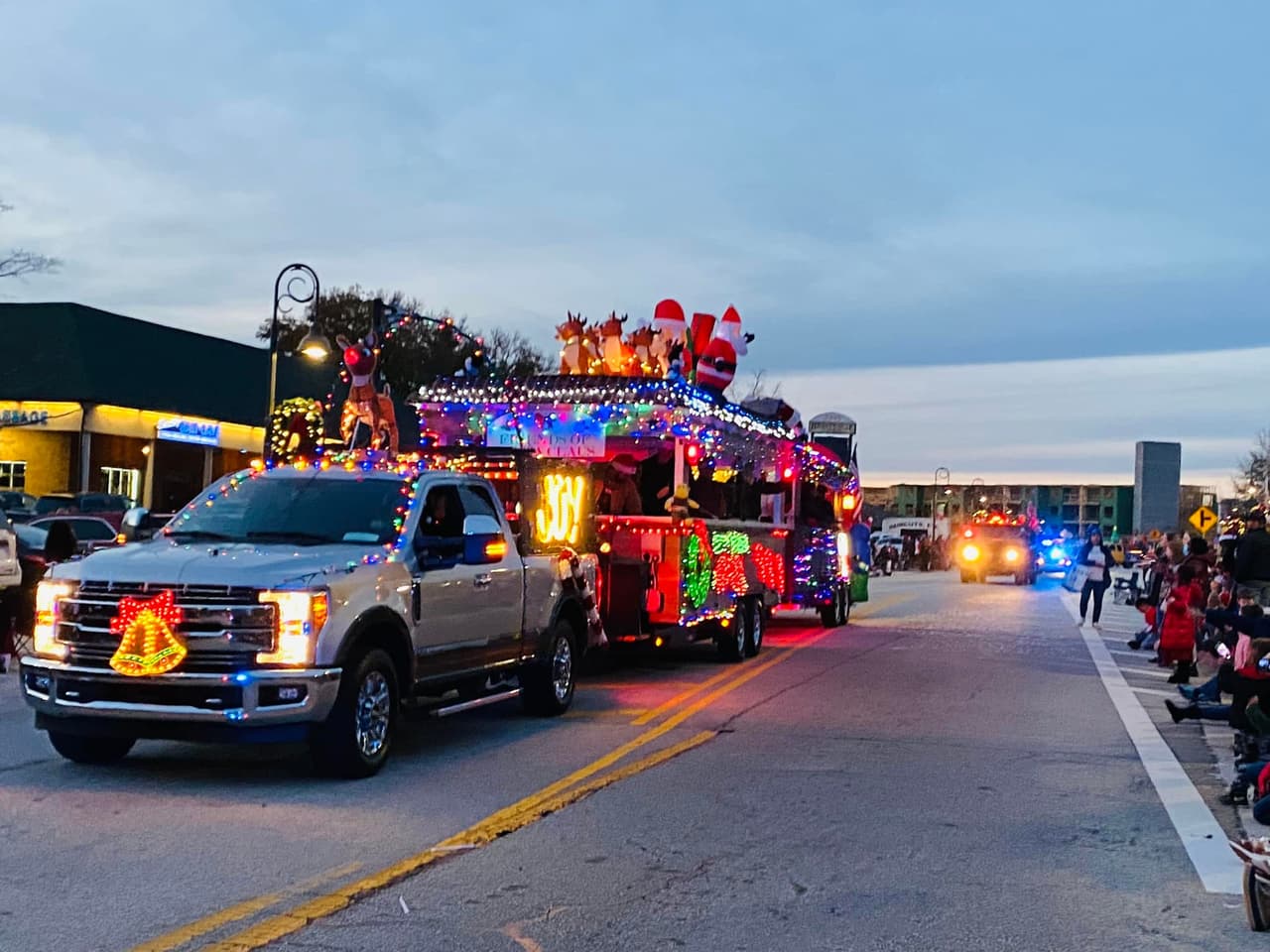 <b>Evento</b>: The Snellville Lighted Christmas Parade
<br>
<b>Fecha</b>: 25 de noviembre
<br>
<b>Lugar</b>: Snellville Towne Green. 2437 Main St E. Snellville, GA
<br>
<b>Sitio web</b>: 
<a href="https://experiencesnellville.com/annual-christmas-tree-lighting/">https://experiencesnellville.com/annual-christmas-tree-lighting/</a> 
<br>
<br>Observa el desfile navideño iluminado desde Wisteria Plaza hasta Towne Green, junto con la iluminación de un árbol, decoración de galletas, s'mores y más. Entrada gratuita para el desfile y visita a Santa.