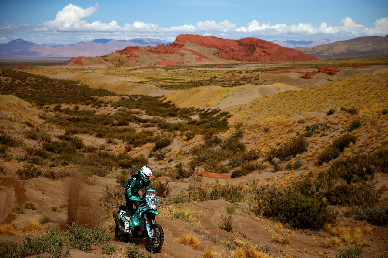 El rally Dakar es la primera gran competencia del año en automovilismo y motociclismo, en recorridos por lugares desérticos en los que los competidores incluso arriesgan su vida. En medio de esa exigencia, la belleza de la naturaleza, multicolor y diversa, adorna la carrera en Suramérica.