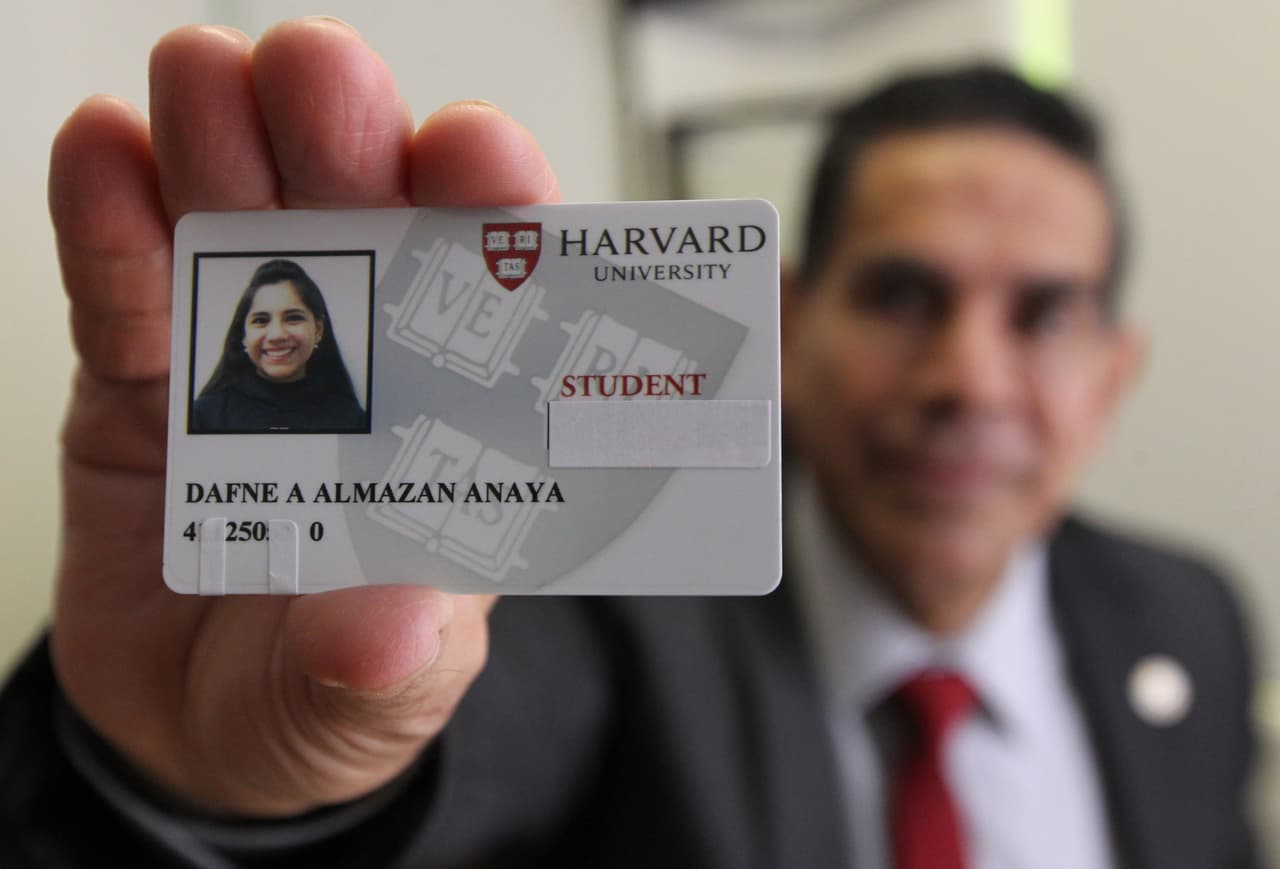 El padre de Dafne, el doctor Asdrúbal Almazán, muestra el carnet de Harvard de la joven.