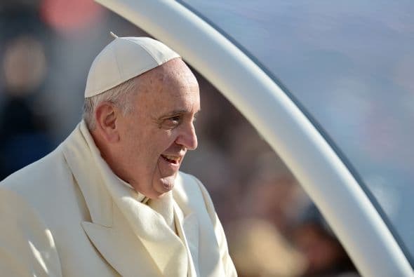 En entrevista con los periodistas, de vuelta de la Jornada de la Juventud en Brasil, dijo a los presentes: "Si alguien es gay, ¿Quién soy yo para criticarlo?" El Papa afirmó que "no condena a los homosexuales" y que "deben ser integrados en la sociedad",