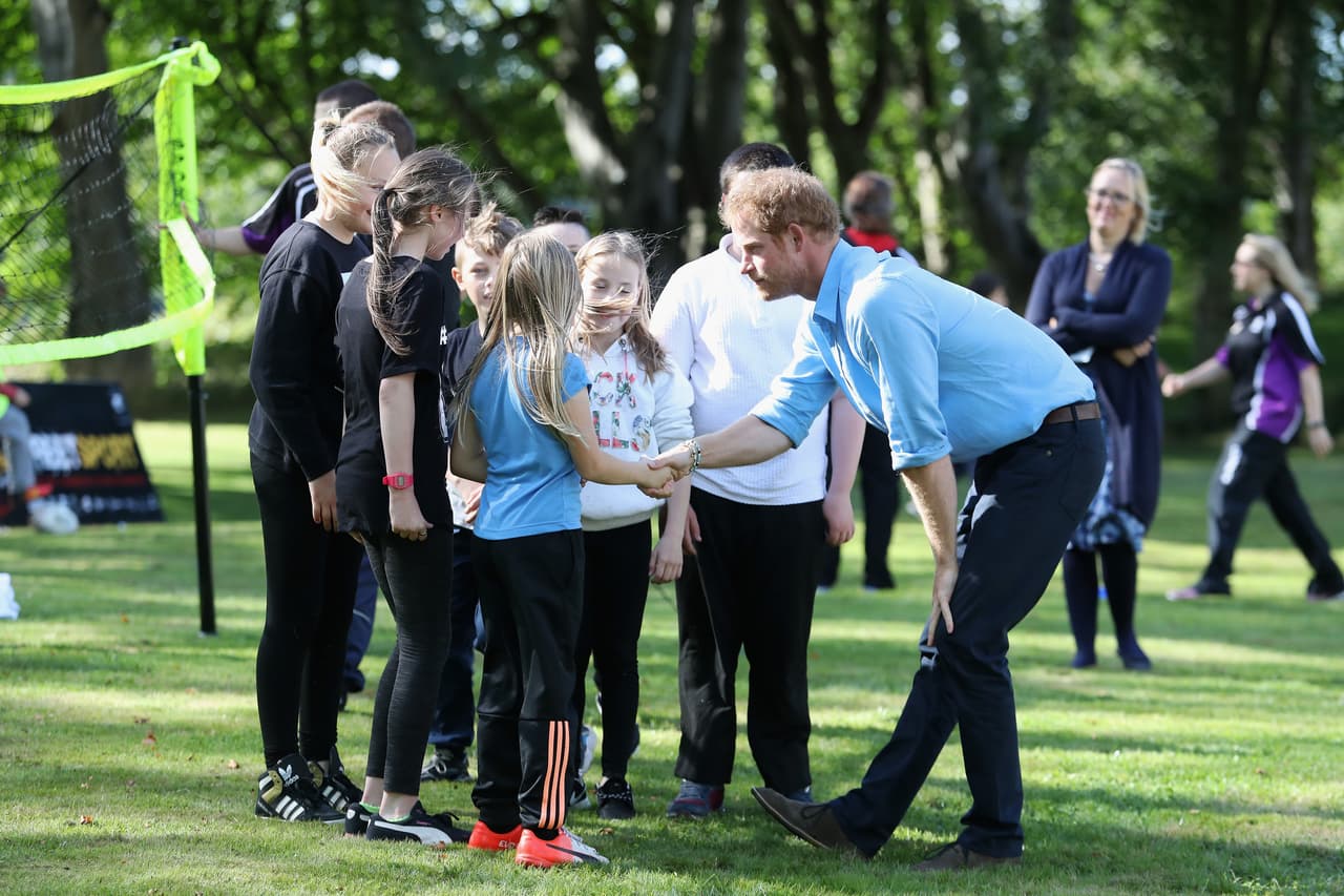 El Príncipe Harry visitó el Robert Gordon University en Escocia.