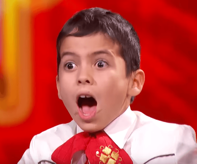 El pequeño, originario de Hermosillo, Sonora, interpretó el tema 'Se me olvidó otra vez', de Juan Gabriel, que le dedicó a Verónica Castro. Con esta expresión fue que Kevin recibió la noticia de que era el ganador del duelo.