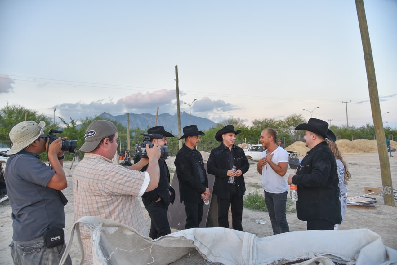 Marlene Favela y Salvador Zerboni son los protagonistas de esta historia de desamor y en las fotos, se puede apreciar la buena convivencia entre ellos y la agrupación norteña.
