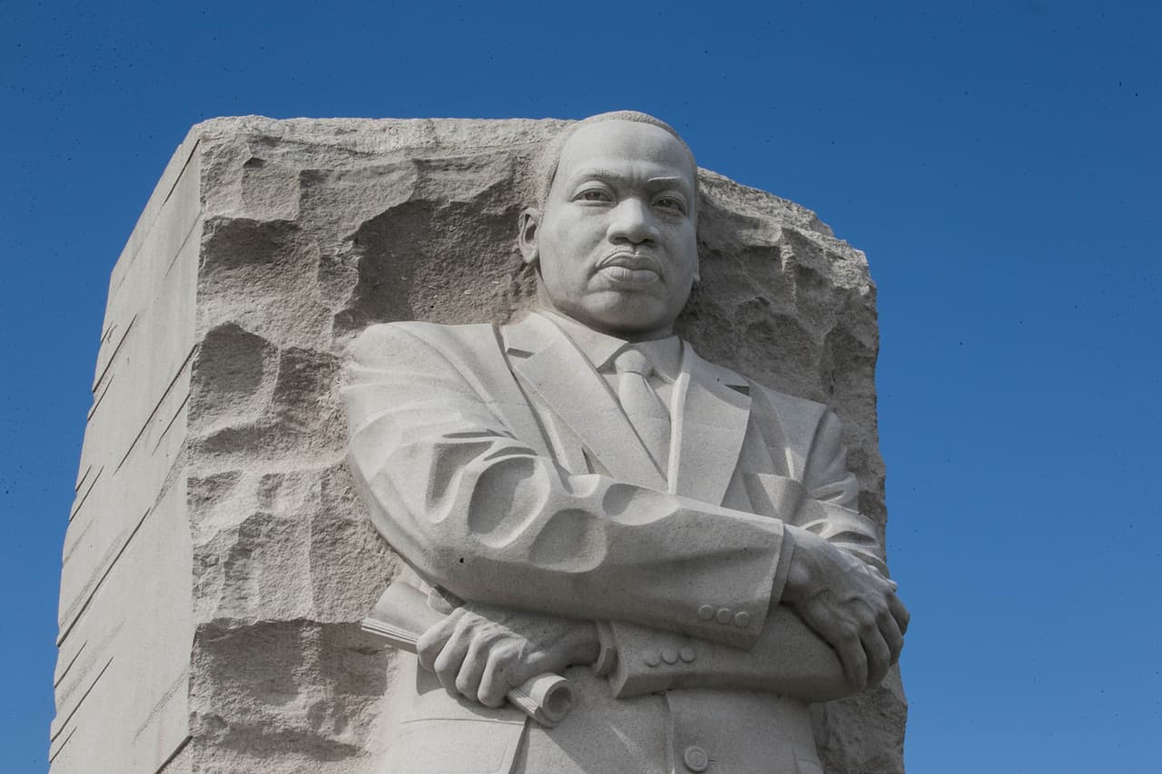<b>Martin Luther King.</b> Luchó por organizar a las comunidades afectadas por la segregación racial en EEUU y 
<a href="https://www.univision.com/noticias/politica/12-etapas-de-la-vida-de-martin-luther-king-que-marcaron-la-lucha-por-los-derechos-civiles-fotos"><u>formó un movimiento pacífico de alcance nacional y mundial que impulsó cambios históricos a nivel legal</u></a>. Fue asesinado el 4 de abril de 1968 a los 39 años. Este monumento se encuentra en Washington DC.
<br>