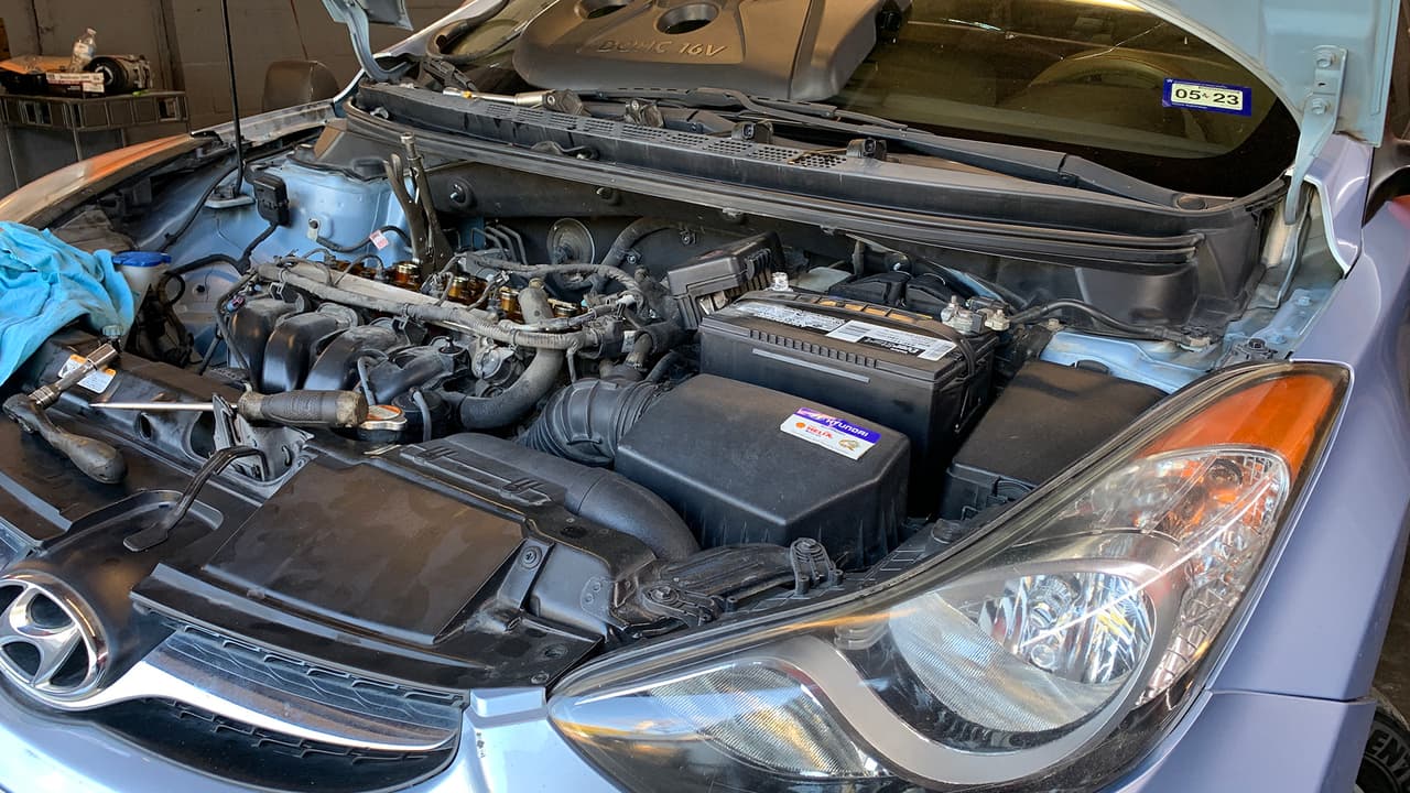 Al abrir su cofre, mire todo con detalle y precisión. Empiece con la batería, verificando la condición de las terminales. Estas tienden a agotarse más rápido en temperaturas frías. no deje nada encendido antes de bajarse de su vehículo.
<br>