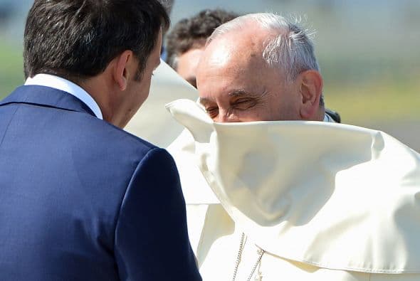 El papa Francisco se despide del primer ministro italiano, Matteo Renzi, en Corea del Sur.