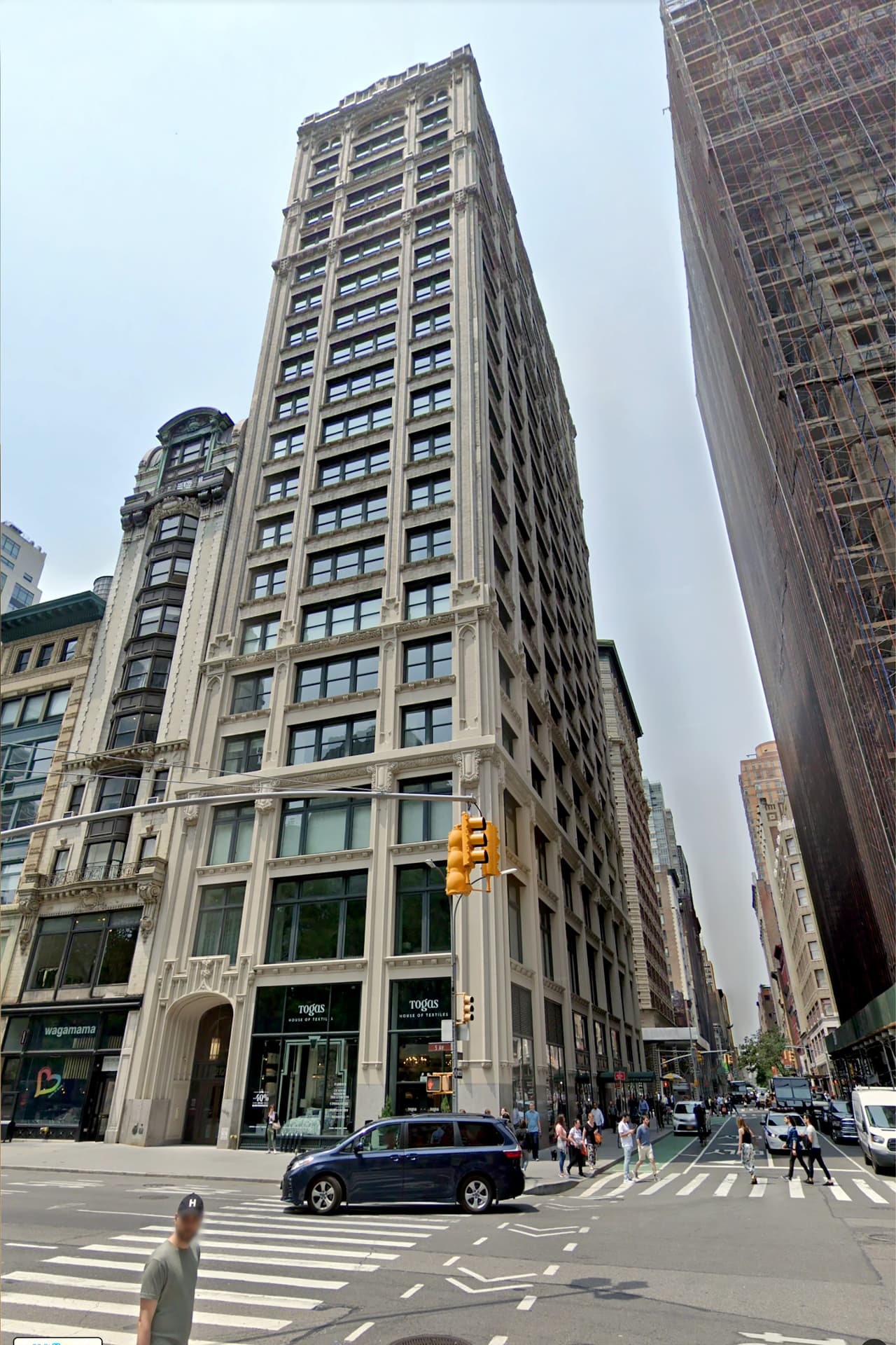 <b>Puesto 11. Tres departamentos en el edificio 212 de la 5ta Avenida, Nueva York: 81 millones de dólares. </b>El ático y dos unidades del piso inferior suman más de 17,000 pies cuadrados al combinarse en una vivienda unifamiliar. Fueron compradas por
<a href="https://therealdeal.com/2019/06/04/amazons-jeff-bezos-pays-80m-at-212-fifth/" target="_blank">Jeff Bezos, CEO y fundador de Amazon</a> a mediados de 2019.