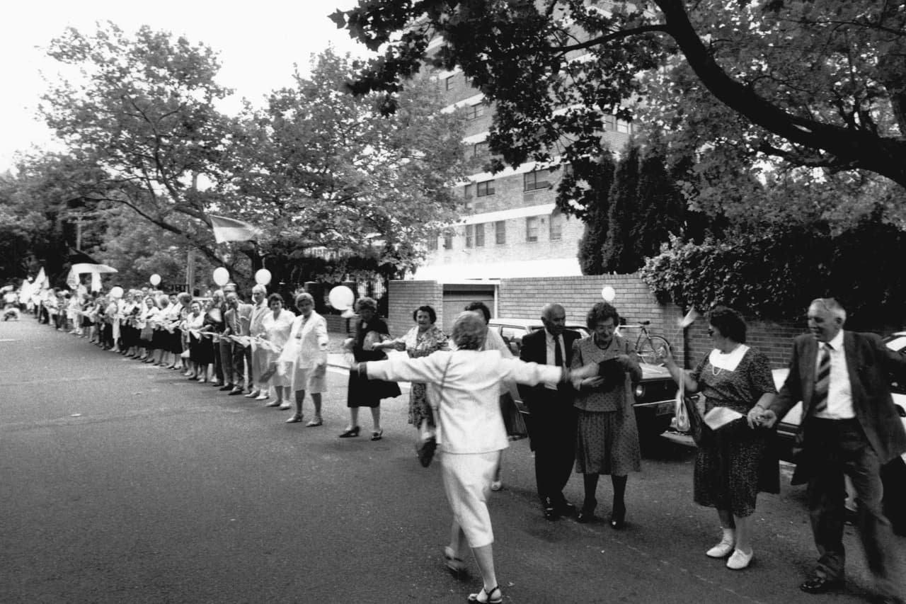 <b>Ucrania rompe con el bloque comunista soviético (1989 -1990)</b>
<br>
<br>En enero de 1990 más de 400,000 personas hicieron una cadena humana que se extiendió por unas 400 millas, desde la ciudad occidental de Ivano-Frankivsk hasta Kiev, en la parte norte centro del país. Las personas ondeaban la bandera ucraniana azul y amarilla, que había sido prohibida bajo el dominio soviético.
<br>
<br>Con el colapso de la Unión Soviética en 1989 una serie de protestas anticomunistas recorrieron Europa hasta llegar a Ucrania. En julio de 1990, la Rada, el nuevo parlamento ucraniano formado a partir de la anterior legislatura soviética, votó para declarar la independencia.
<br>