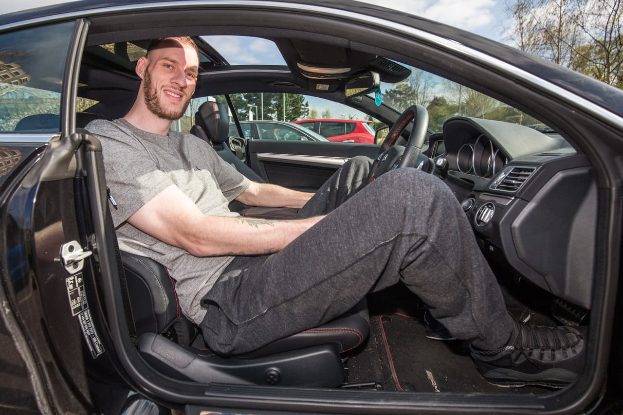 Paul comenta que en los aviones siempre terminan pasándolo a primera clase por su gran estatura.