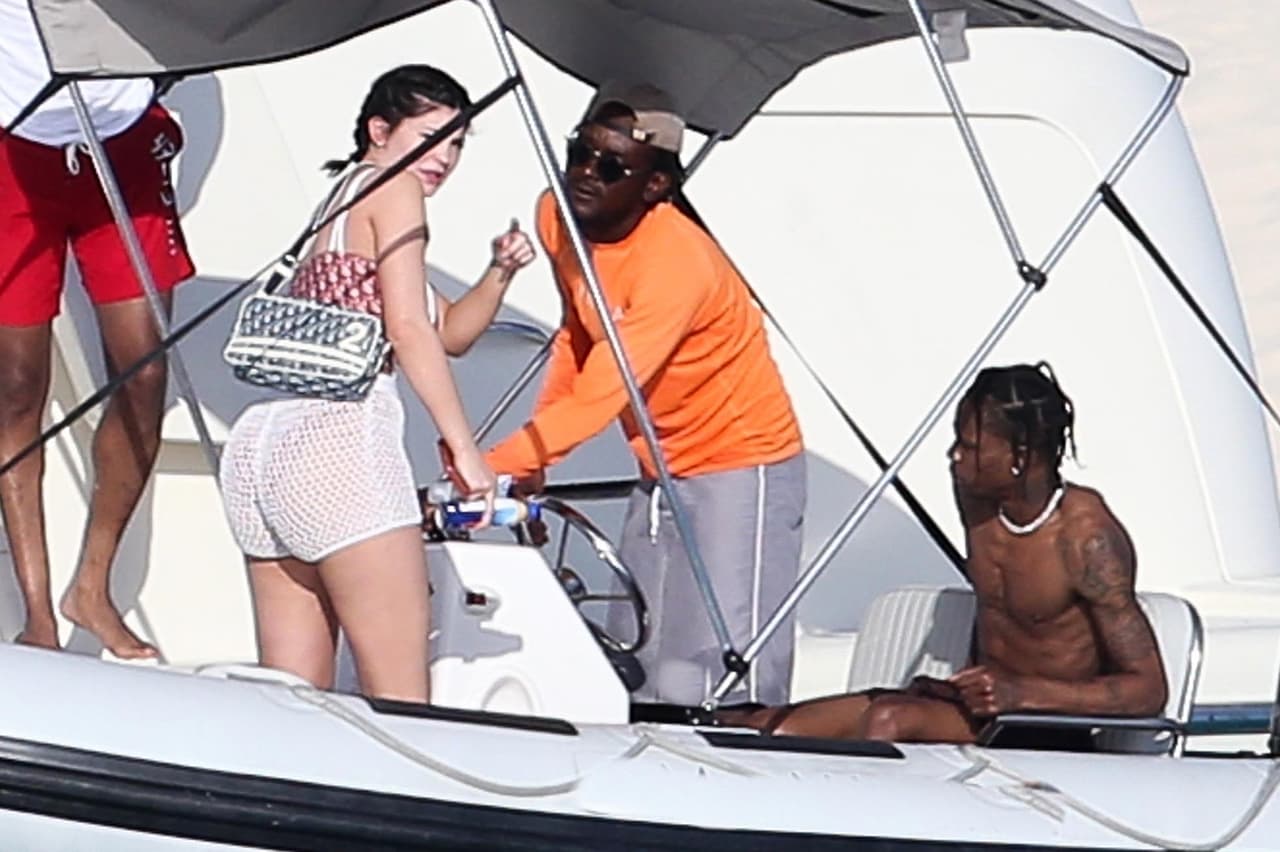 Para esta travesía, se informó esta semana que la menor de las Kardashian Jenner alquiló 
<b><a href="https://www.univision.com/famosos/kylie-jenner-celebrara-sus-22-en-un-yate-del-tamano-de-un-campo-de-futbol-americano-asi-es-y-esto-costara-el-lujo-fotos">un lujoso yate</a></b> del tamaño de una cancha de futbol americano y el cual tiene un valor de 
<b>250 millones de dólares</b>.