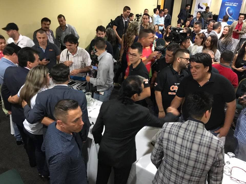 Al final, y como es todo una costumbre, los músicos norteños, saludaron, se tomaron fotos y firmaron autógrafos a todos los asistentes a la rueda de prensa.