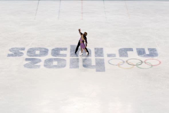 Meryl Davis y Charlie White se han proclamado hoy campeones olímpicos de danza de patinaje artístico en Sochi 2014, una vez disputado el programa libre en el que mantuvieron el liderato que el domingo alcanzaron en el corto. Davis y White, primera pareja de EEUU en ganar un Mundial y que llegaron a Sochi como subcampeones olímpicos, se impusieron en el Palacio Iceberg con 195,52 puntos y un programa largo con música de 'Sherezade", de Nikolai Rimski-Korsakov. Superaron a los defensores del título, los canadienses Tessa Virtue y Scott Moir, que se colgaron la plata con 190,99. El bronce ha sido para la pareja rusa integrada por Elena Ilinykh y Nikita Kapsalapov, con 183,48. Meryl y White llevan 17 años patinando juntos.