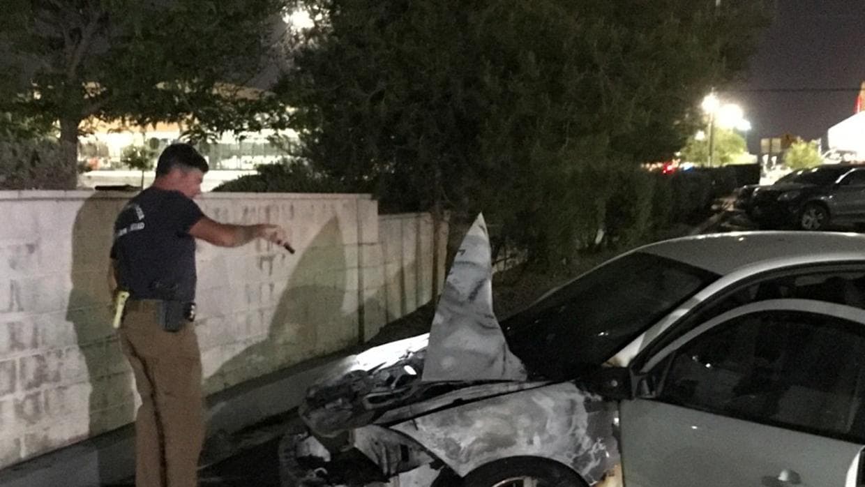 Bomberos de Las Vegas, Nevada, notificaron que varios vehículos en el estacionamiento del Centro Judío Chabad fueron incendiados el lunes por la noche. Además, le aseguraron a Jpost que 
<a href="http://www.jpost.com/Diaspora/Car-blaze-at-Las-Vegas-Chabad-center-prompts-hate-crime-investigation-490225?utm_source=dlvr.it&utm_medium=twitter">tres coches sufrieron daños en el incidente, y al menos uno quedó pulverizado</a>.
<br>
<br>"Desafortunadamente, a lo largo de los miles de años de historia judía, 
<b>hemos sido blanco de múltiples ataques</b>", dijo el Rabino Levi Harlig a NBC News 3. " 
<a href="http://www.jpost.com/Diaspora/Car-blaze-at-Las-Vegas-Chabad-center-prompts-hate-crime-investigation-490225?utm_source=dlvr.it&utm_medium=twitter">Dios está con nosotros y nos protege</a>".