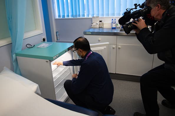 <b>Consulte con su médico</b>: si desea una vacuna temprano, comuníquese con su proveedor de atención médica sobre sus opciones. Si no tiene un médico de atención primaria, consulte el sitio web oficial de su departamento de salud local para obtener más información.
<br>