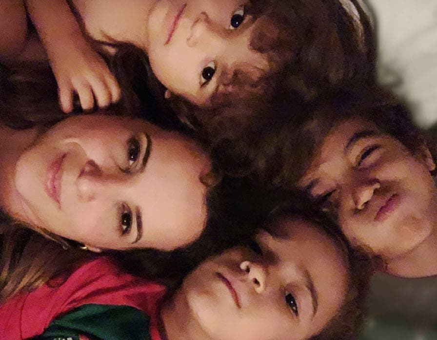 Algunos fans le hicieron notar a la también comunicóloga que en la foto que compartió para dar a conocer su pérdida, existía un hueco entre ella y sus tres hijos en la parte superior derecha. Dicho espacio, le dijeron, correspondía al bebé que perdió. 
<br>