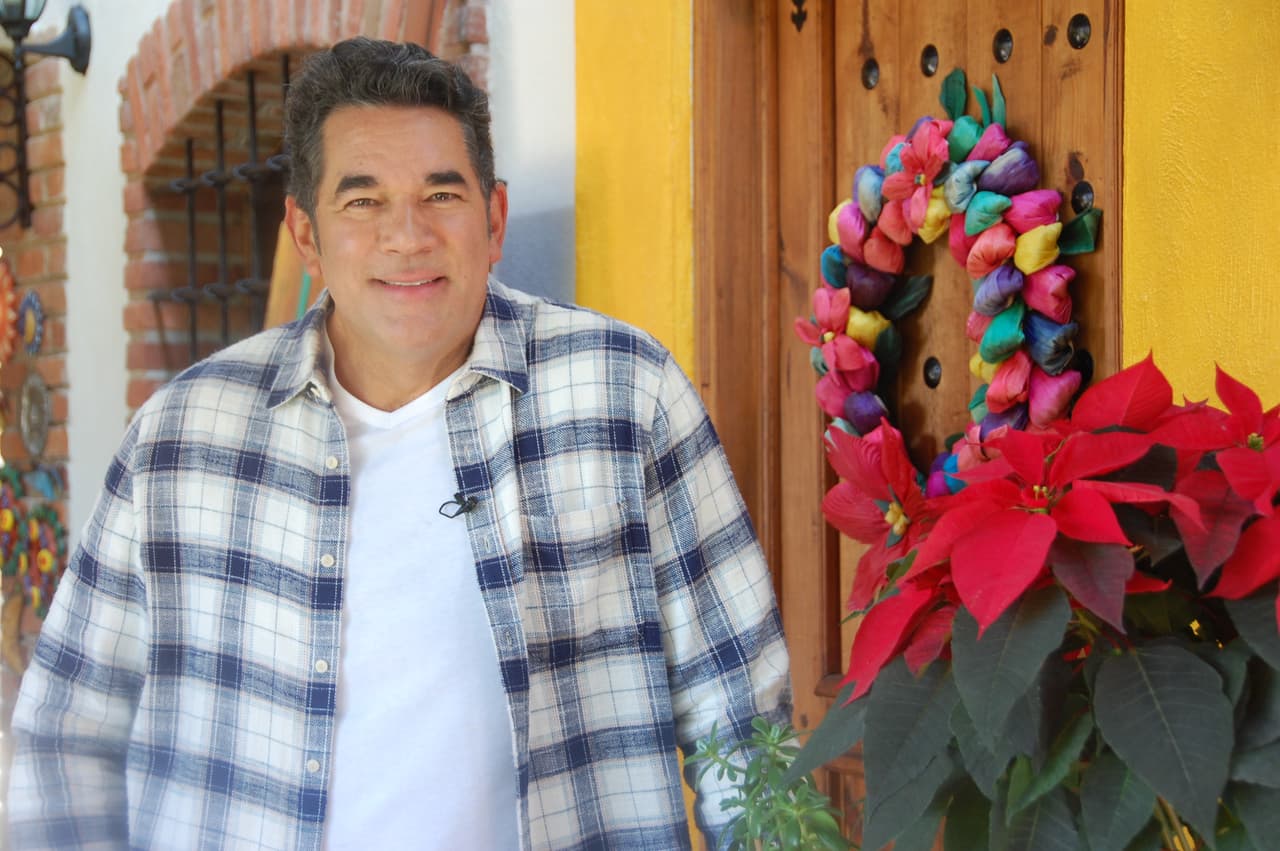 Mientras que 
<b>Eduardo Santamarina</b> interpreta a Carlos, el papá, quien por alguna razón no puede acompañar a su familia a lo que será su nuevo hogar.