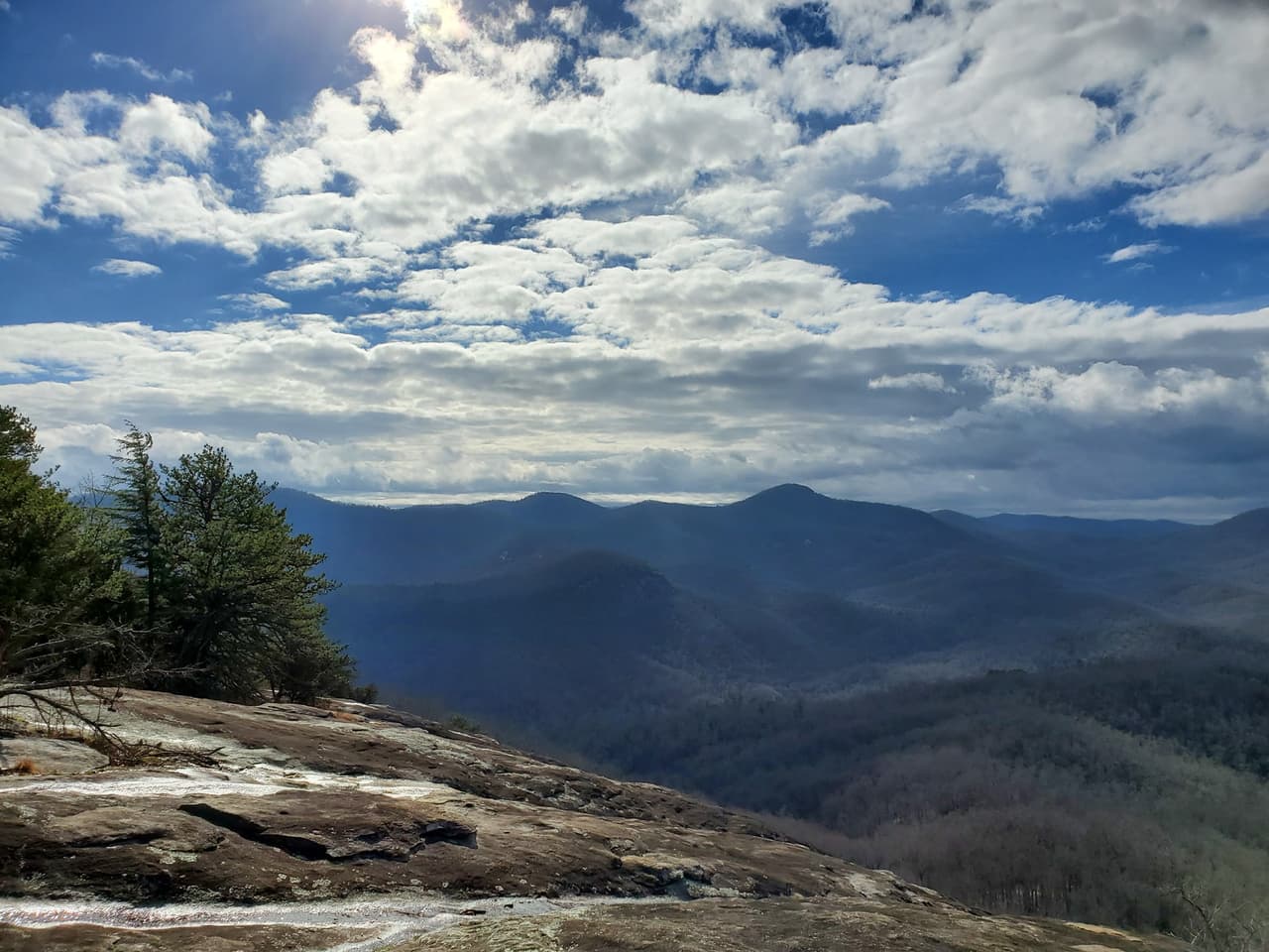 Looking Glass Rock Trail (Pisgah National Forest)
<br>Sitio web: 
<a href="https://www.romanticasheville.com/looking_glass.htm">https://www.romanticasheville.com/looking_glass.htm</a> 
<br>
<b><a href="https://goo.gl/maps/1fuU8SFMqsGu2N4n6">Cómo llegar</a> </b>
<br>
<br>Aunque escalar Looking Glass Rock, un monolito masivo que alcanza casi 4,000 pies de altura, es mejor dejarlo en manos de escaladores profesionales, hay un sendero muy accesible ubicado en las cercanías de Brevard que aún te permitirá disfrutar de hermosas vistas de Blue Ridge.