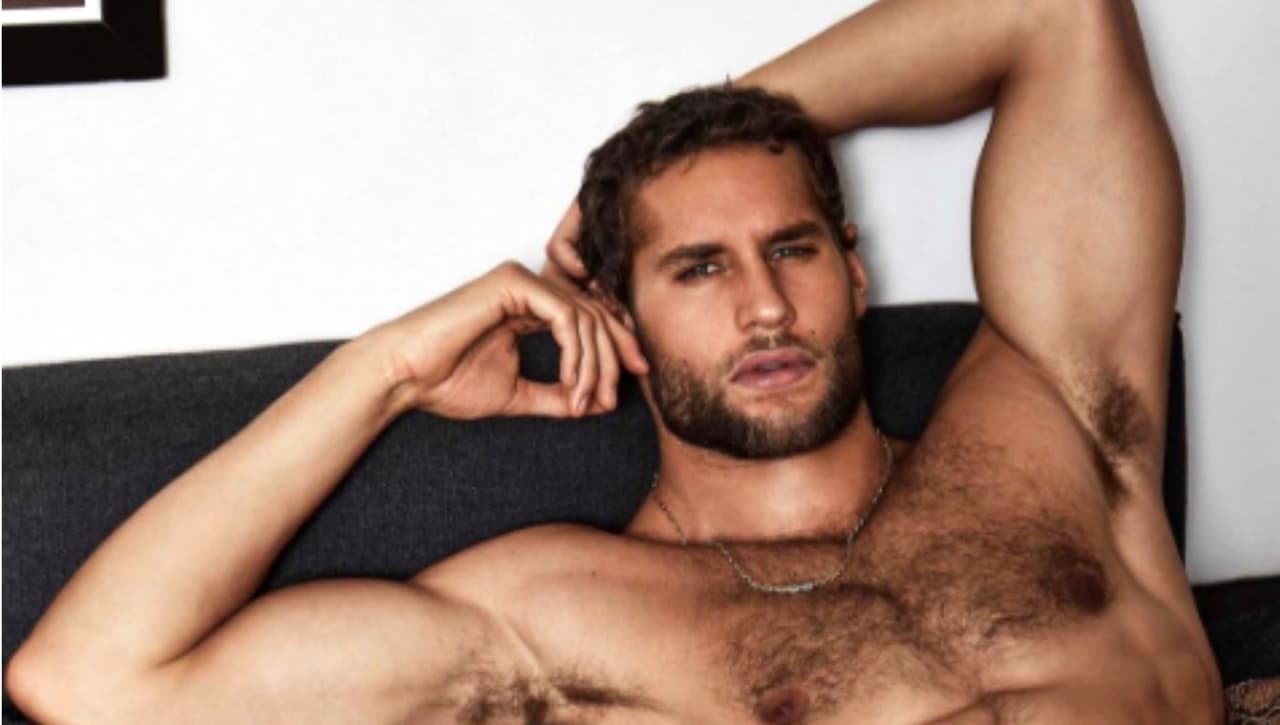 Franco usa un estilo muy natural en su cabello rizado, casi sin peinar.