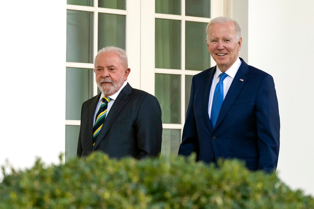 El presidente de Brasil, Luiz Inácio Lula da Silva, y el presidente Joe Biden caminan por la Columnata Oeste hacia la Oficina Oval de la Casa Blanca en Washington, el viernes 10 de febrero de 2023.