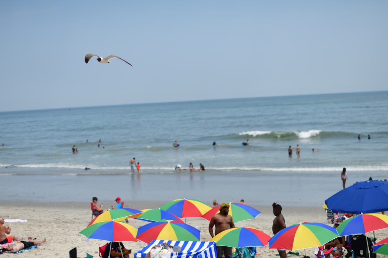 En Atlantic City, no solo las bebidas son gratuitas. La costa de cuatro millas de la ciudad, dividida en casi 50 playas, es gratuita tanto para los grandes apostadores como para los tiradores de dados.