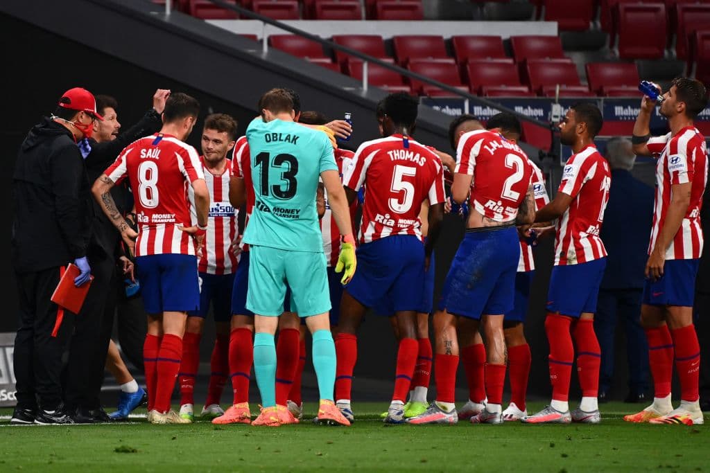 Como es de costumbre, el Cholo Simeone aprovecha el tiempo de hidratación para darle indicaciones a sus jugadores.