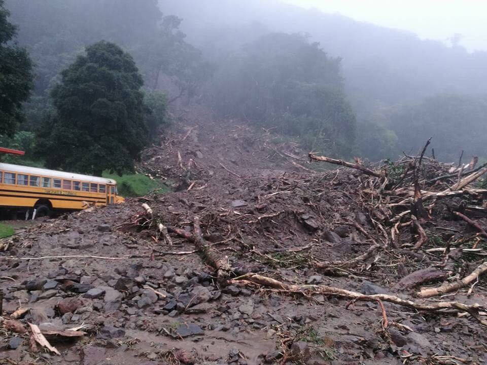 En las carreteras de Costa Rica hay en este momento múltiples derrumbes y caída de troncos que afectan el paso. Las escuelas cancelaron lecciones el resto de la semana.