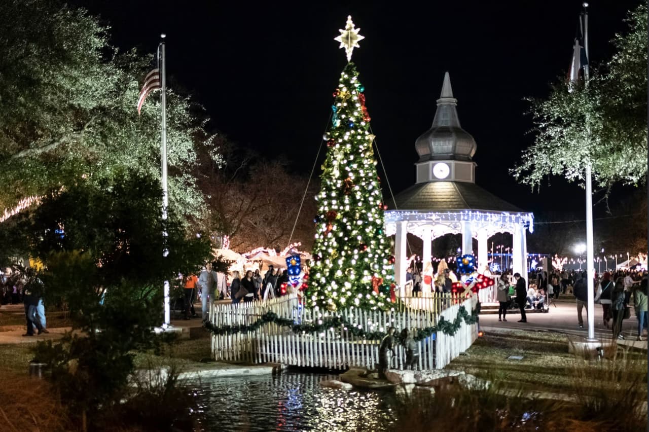 <b>Dickens on Main</b> 
<br>
<b>Boerne</b> 
<br>A 30 millas al noroeste de San Antonio se encuentra el pequeño pueblo de Boerne, cuya celebración de Charles Dickens trae, entre otras cosas, nieve al Texas Hill Country.