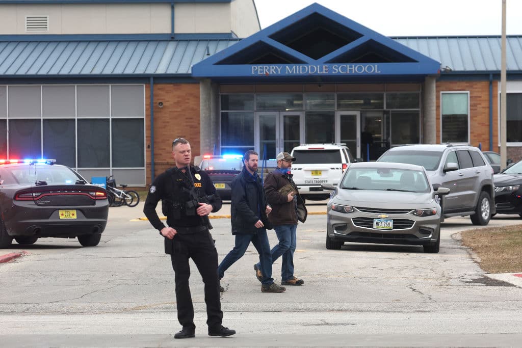 Entrada a la escuela secundaria de Perry.