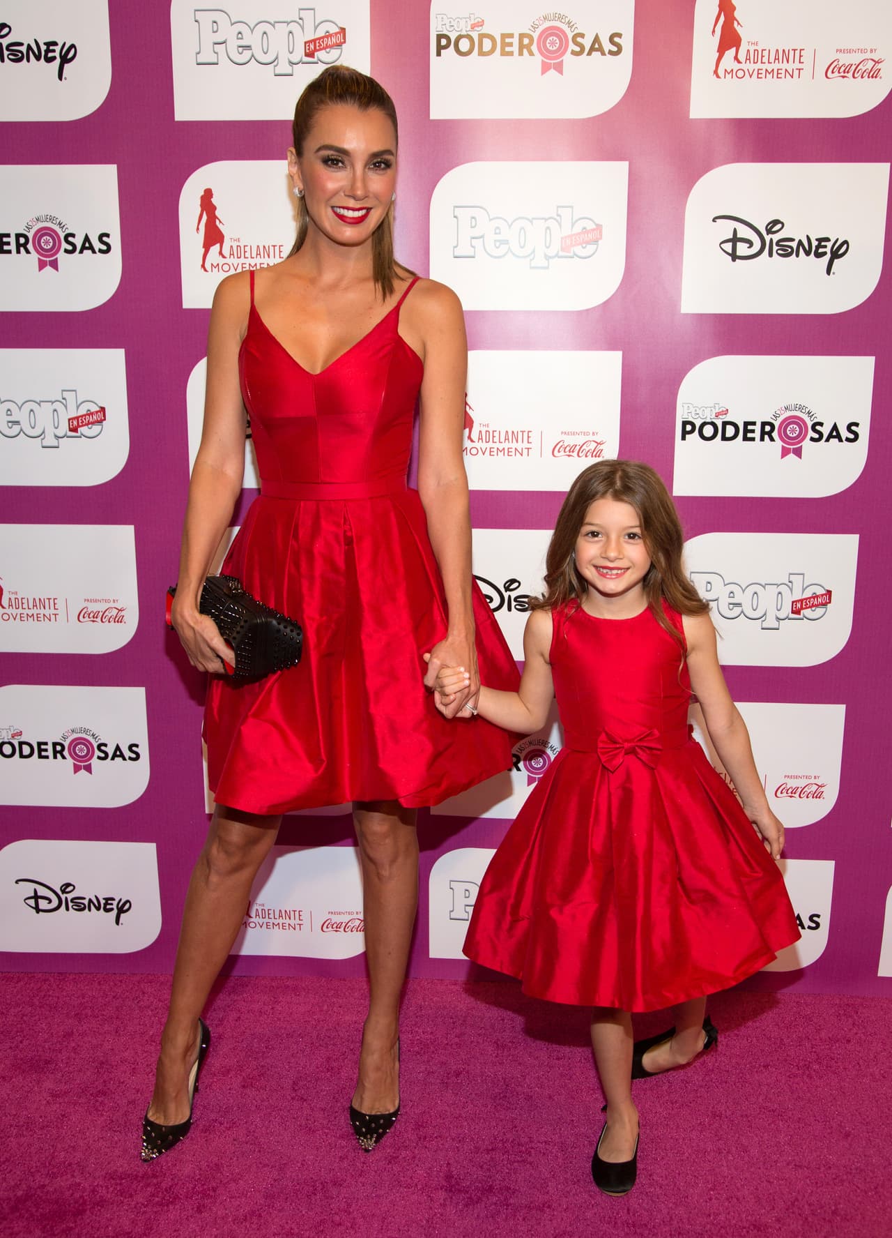 Cute! Elizabeth Gutiérrez estuvo acompañada por su hija, Kailey. Llevaron vestidos iguales.