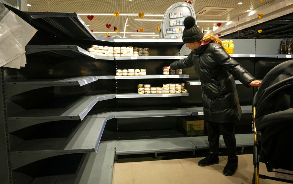La crisis en Ucrania ha golpeado a toda su población. En este supermercado de Nikolaev, los anaqueles se vaciaron en cuestión de días. Mientras continúan los combates, la situación humanitaria empeora. Casi 836,000 refugiados huyeron de Ucrania desde el inicio de la invasión rusa, informó la ONU en un balance publicado este miércoles que recoge datos hasta el 1 de marzo.