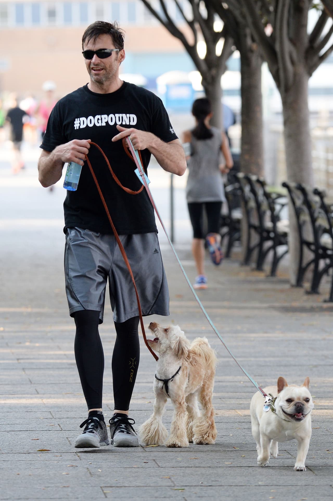 Dalí y Allegra, sus cariñosos perros, conocieron a otro de los amigos famosos del actor.