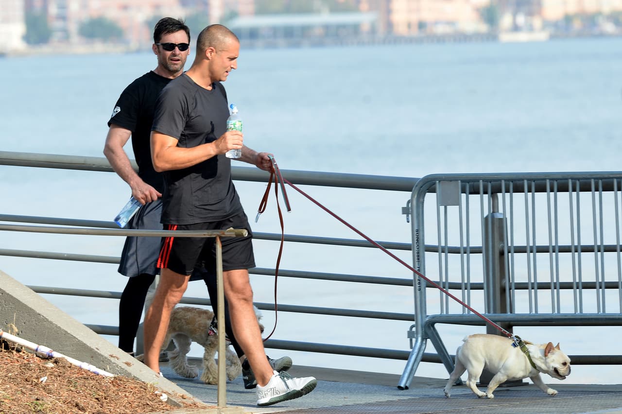 Terminaron de ejercitarse horas más tarde y Hugh permitió que Nigel sostuviera a Allegra y Dalí