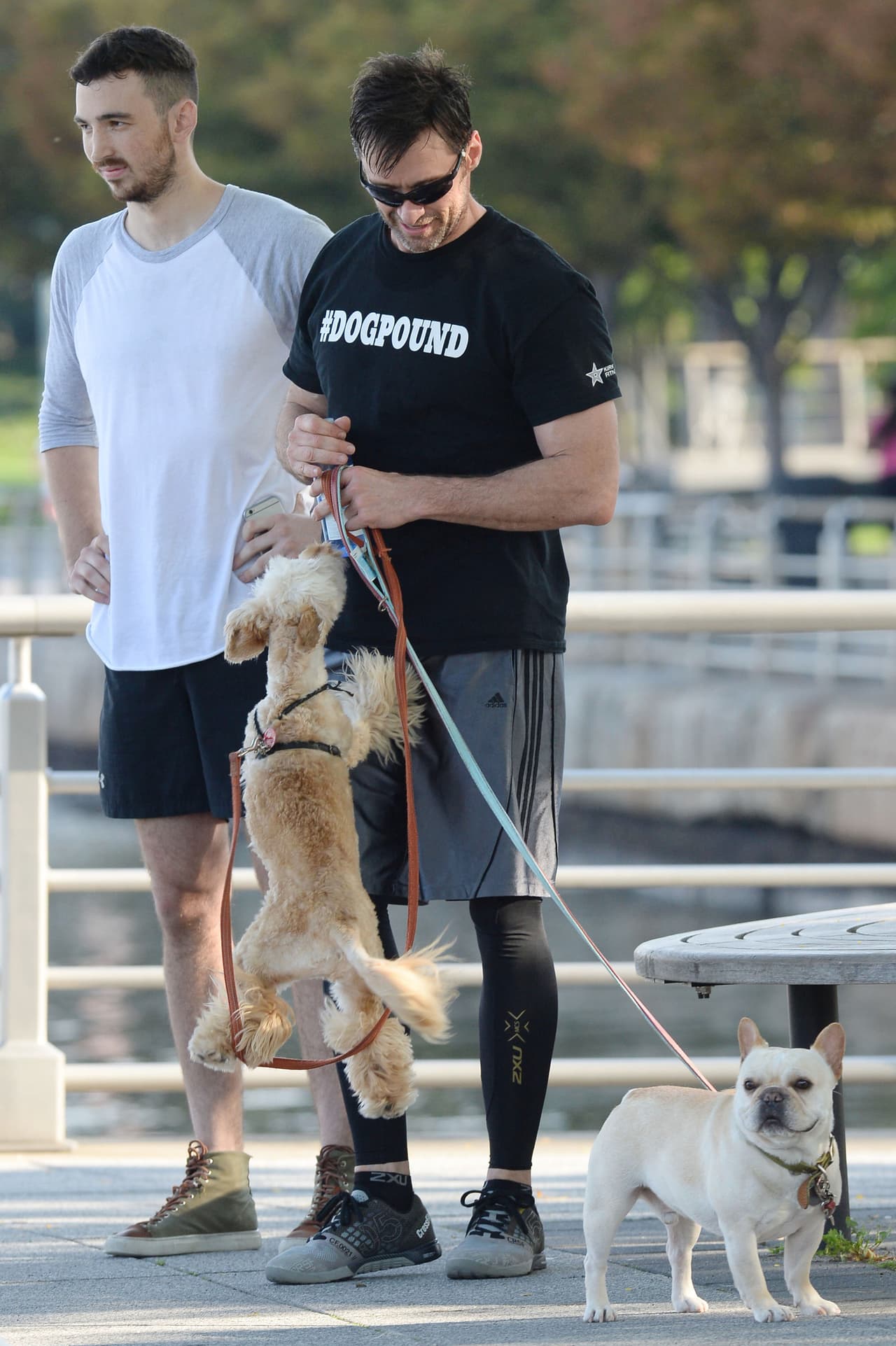 ¡Pero eso no pasa! Él siempre está pendiente de ellos, incluso cuando hace ejercicio.