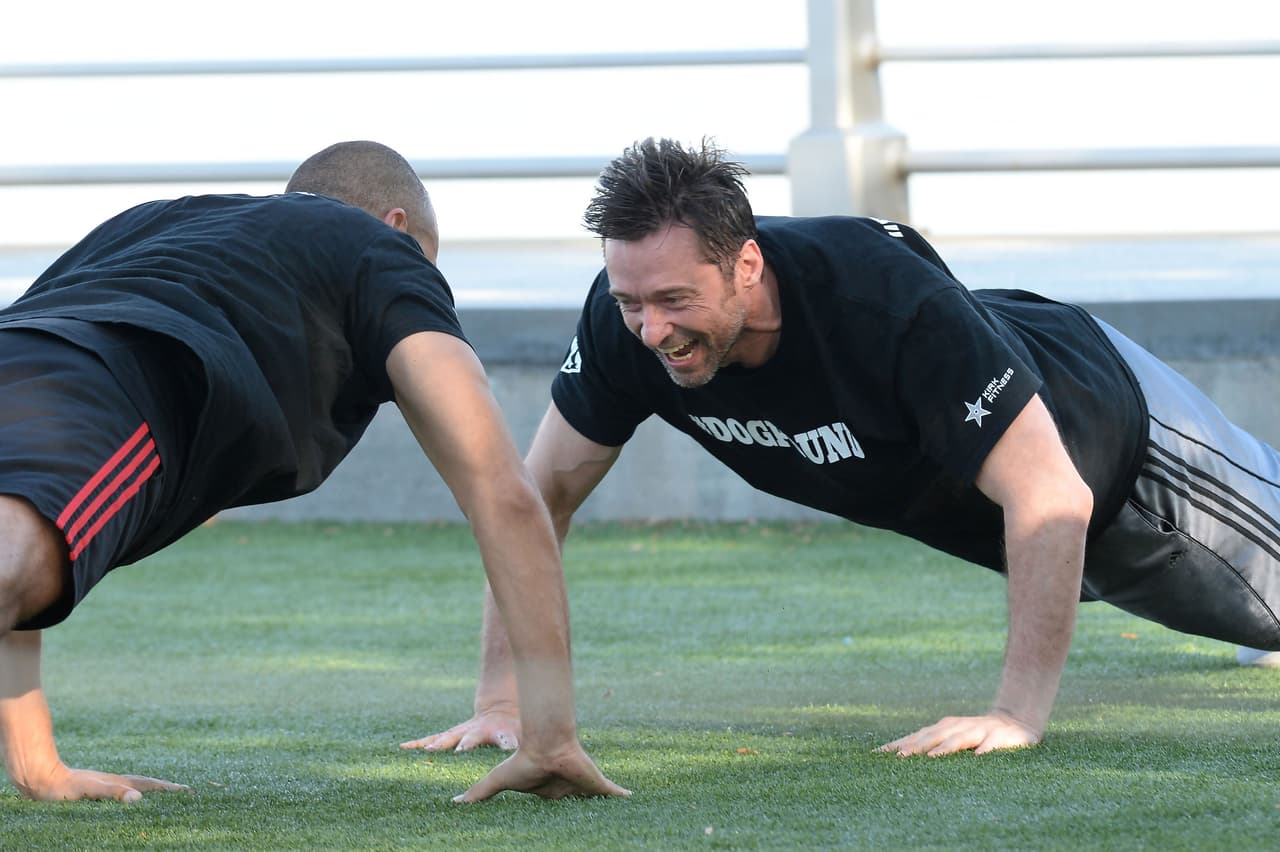 Hugh retó a Nigel a hacer ‘push-up’, ¡y no se quería dejar vencer!