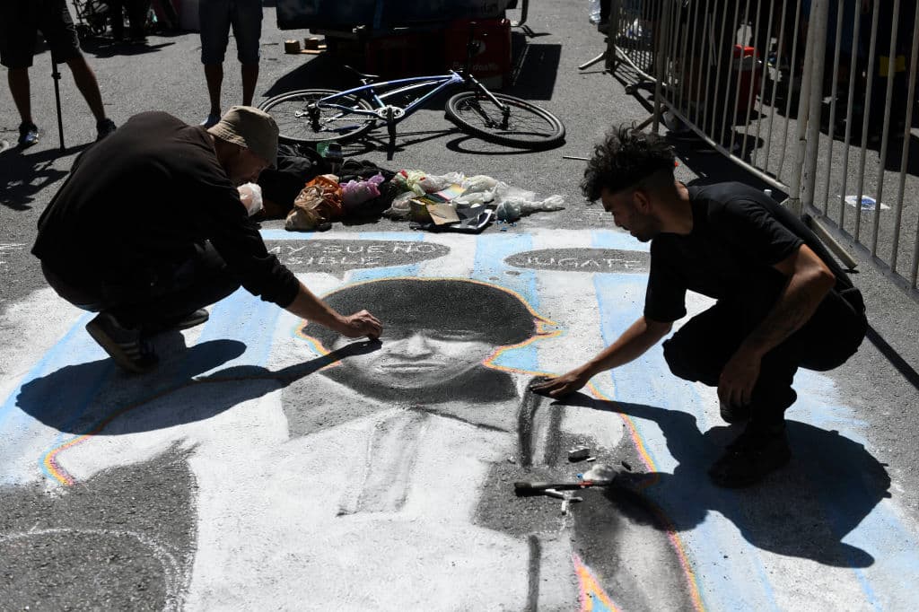 Vista de la Plaza de Mayo donde seguidores del astro argentino trazaron su imagen de niño en la que recuerdan que los sueños pueden cumplirse. 
<a href="https://www.tudn.com/futbol/diego-armando-maradona-murio-a-los-60-anos-de-edad?_ga=2.214904151.1986701122.1606144710-870222659.1604003405" target="_blank">Diego Armando Maradona murió</a> ayer 25 de noviembre de un paro cardiaco.