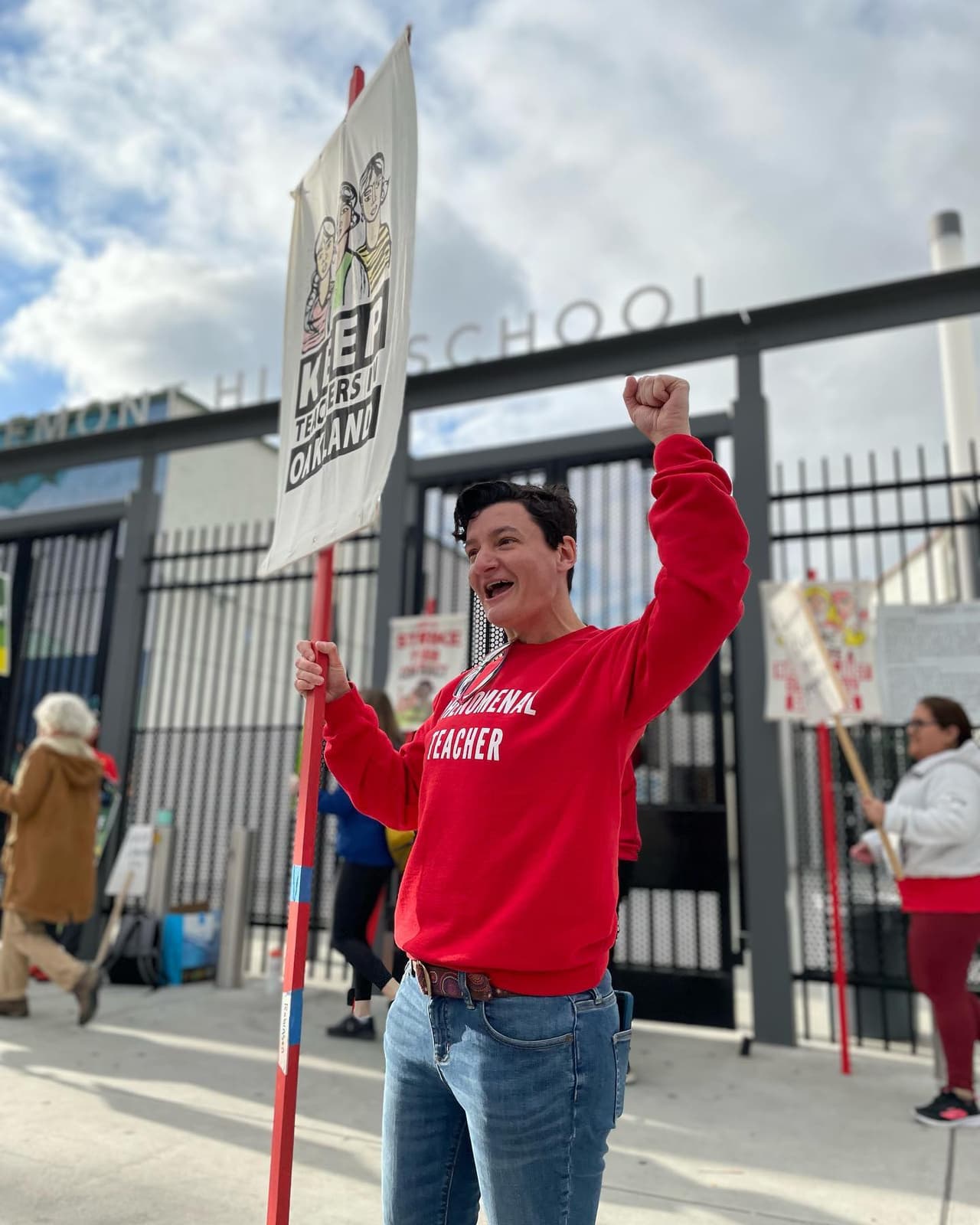 Unos 3,000 maestros se declararon en huelga tras fracasar las negociaciones con el distrito escolar.