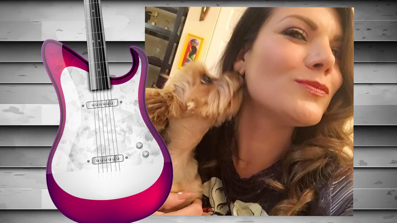 El perrito de Diana Reyes es toda una monería. Este yorkshire terrier tiene su propia cuenta de Instagram (@soyjalapeno) y acompaña a la cantante a todas partes. Aunque aún no cuenta con muchos seguidores, sólo unos 200, creemos que pronto tendrá star status. Isn't he the cutest?