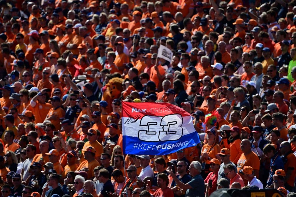 Max Verstappen se lleva el Gran Premio de Holanda y triunfa en su casa ante su público y, además, vuelve a la cima de la Formula 1. El podio fue compartido con Lewis Hamilton y Valtteri Bottas de Mercedes Benz en segunda y tercera posición, respectivamente. El mexicano Sergio Pérez quedó en octava posición.