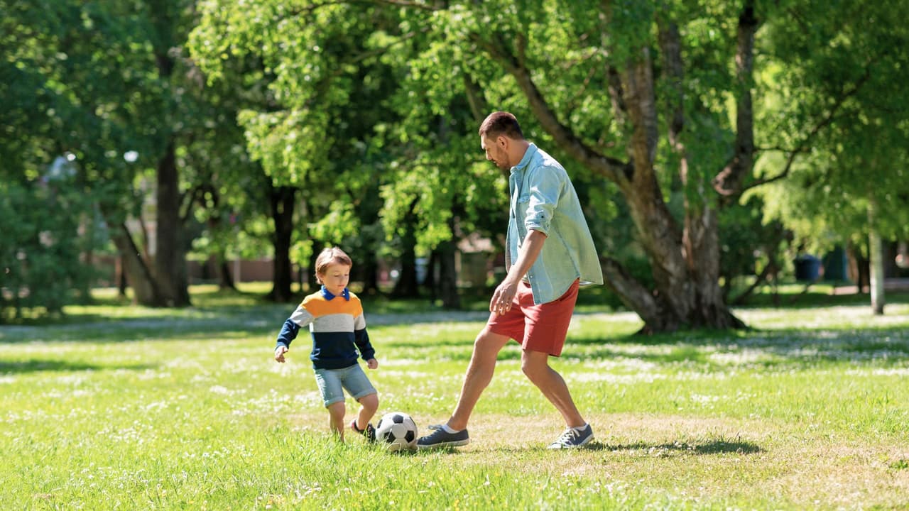 <h3 class="cms-H3-H3">Parques estatales: aire fresco, carne asada y desconexión</h3>
<br>¿Tu papá es de los que prefiere la tranquilidad del campo antes que un restaurante lleno? Entonces un parque estatal es la mejor opción.
<br>🟢 
<a href="https://tpwd.texas.gov/state-parks/cedar-hill" target="_blank">Cedar Hill State Park</a> está a solo 30 minutos del centro de Dallas, y tiene de todo: lago para pescar, senderos con sombra, áreas para asar carne y hasta una granja histórica. Ideal para una escapada de medio día sin salir de la ciudad.
<br>📍 
<a href="https://g.co/kgs/vqEkHCJ" target="_blank">1570 FM1382, Cedar Hill</a>
<br>💰 Entrada: $7 por adulto, niños menores de 12 entran gratis
<br>🟢 
<a href="https://texasstateparks.reserveamerica.com/camping/ray-roberts-lake-state-park-isle-du-bois/r/campgroundDetails.do?contractCode=TX&parkId=1200123" target="_blank">Ray Roberts Lake – Isle du Bois Unit </a>es otra joya, más al norte, entre Denton y Gainesville. Perfecto si papá disfruta del agua y la pesca, o si prefieren una comida familiar frente al lago.
<br>
<a href="https://g.co/kgs/P6XkJMw" target="_blank">📍 100 PW 4137, Pilot Point</a>
<br>💰 Entrada: $7 adultos, menores gratis