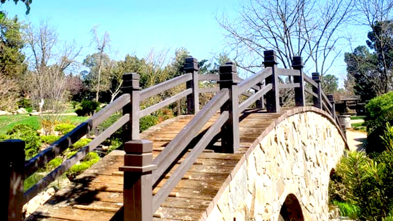 Fue diseñado bajo el concepto de las cuatro estaciones del año: primavera, verano, otoño e invierno. A través del recorrido por el jardín puedes ver marcas de granito que identifican cada sección.