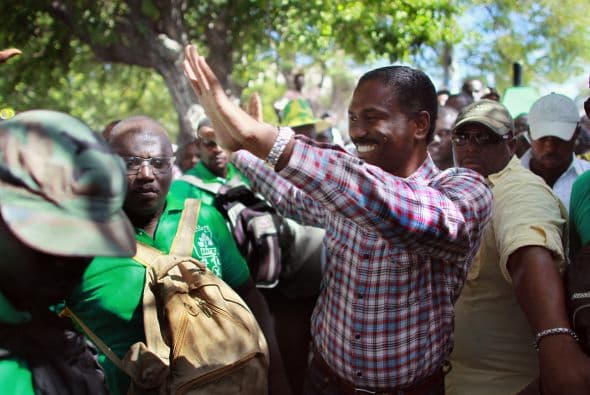 Otros candidatos desearon que las elecciones se celebren según lo previsto, el 28 de noviembre, para evitar nuevas crisis políticas en el país.