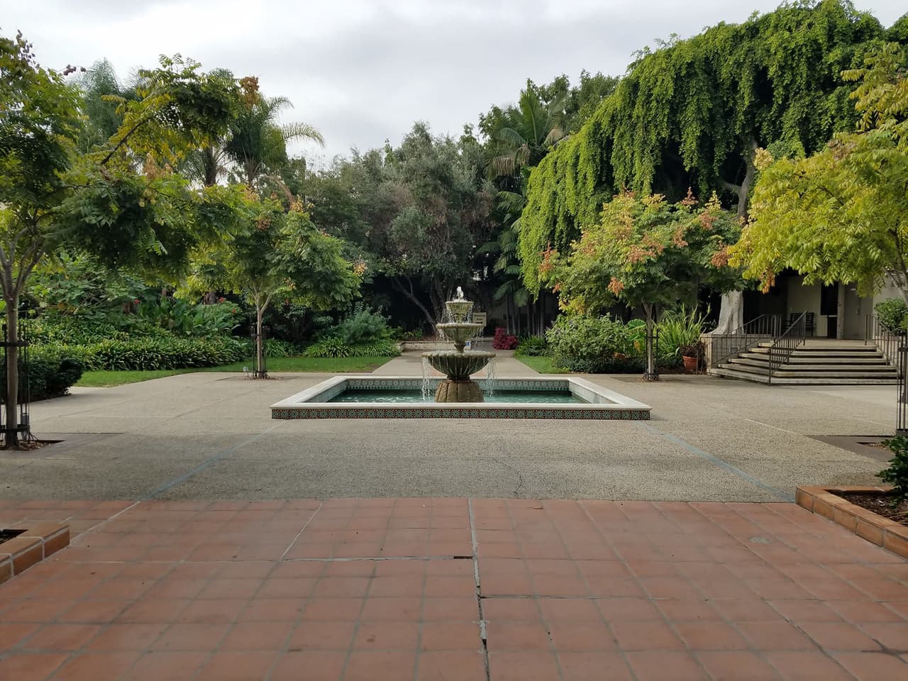 <b>Los Angeles River Center Garden</b>:
<br>Este hermoso parque se encuentra cerca de la confluencia del 
<a href="https://www.univision.com/local/los-angeles-kmex/reabren-areas-valle-eliseo-cuenca-sepulveda-rio-los-angeles-memorial-day-fotos" target="_blank">río de Los Ángeles</a> y el Arroyo Seco, cerca de Elysian Park y del centro de Los Ángeles. Además de las hermosas estructuras tipo colonial, el parque ofrece un extenso jardín y una exhibición de la historia del río de la ciudad, senderos y hasta paseos para bicicletas.
<br>Dirección: 570 W. Avenue 26 Los Angeles, CA 90065