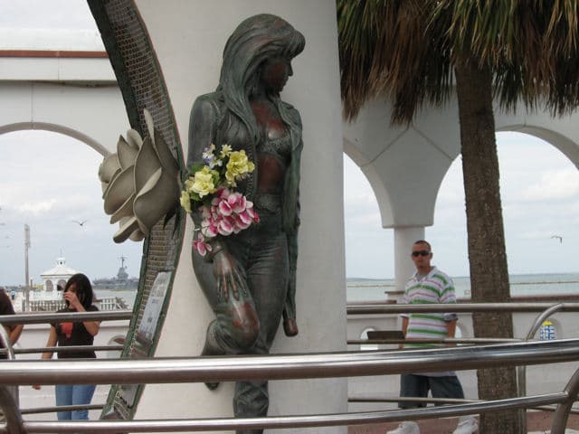 Selena Quintanilla tiene, no solo una estatua, sino una plaza completa dedicada en su honor y desde su instalación frente al Golfo de México, es uno de los atractivos turísticos más importantes de Corpus Christi, Texas.