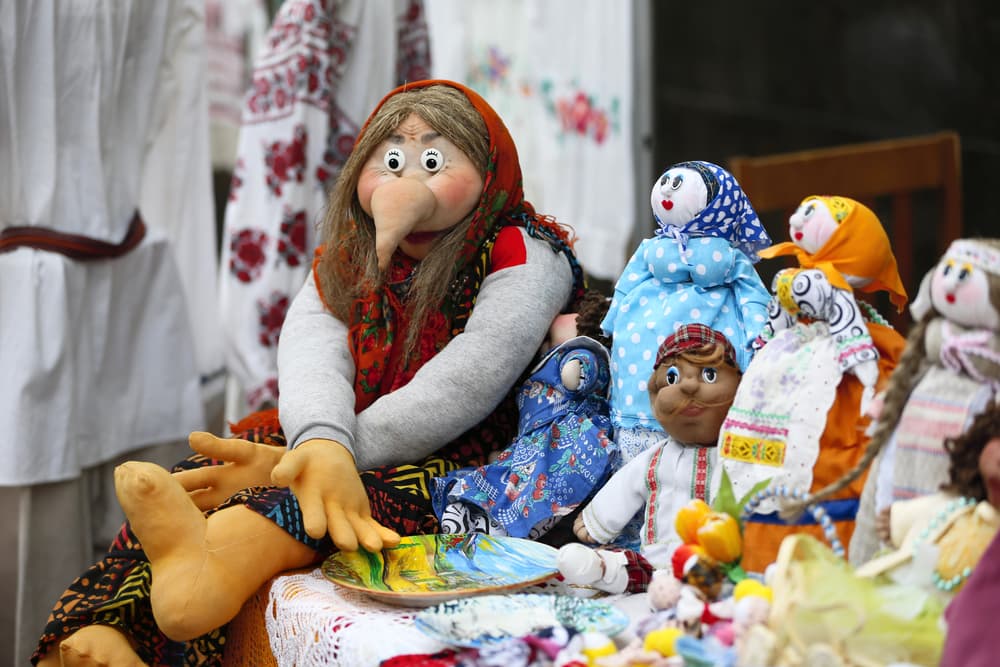 Por su dualidad de poder ser buena o mala y pues porque es un personaje tan fascinante, la Baba Yaga es bastante popular en países como Rusia, Bielorrusia, Lituania o Bulgaria, donde forma parte de su cultura popular.